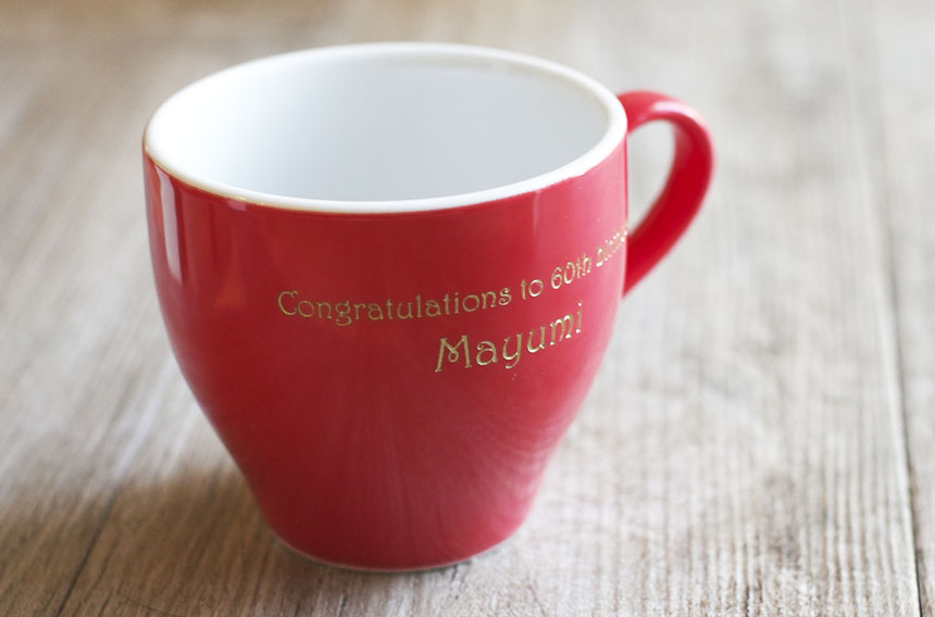 赤い色が美しいコーヒーカップにオリジナルデザインを彫刻できる記念品