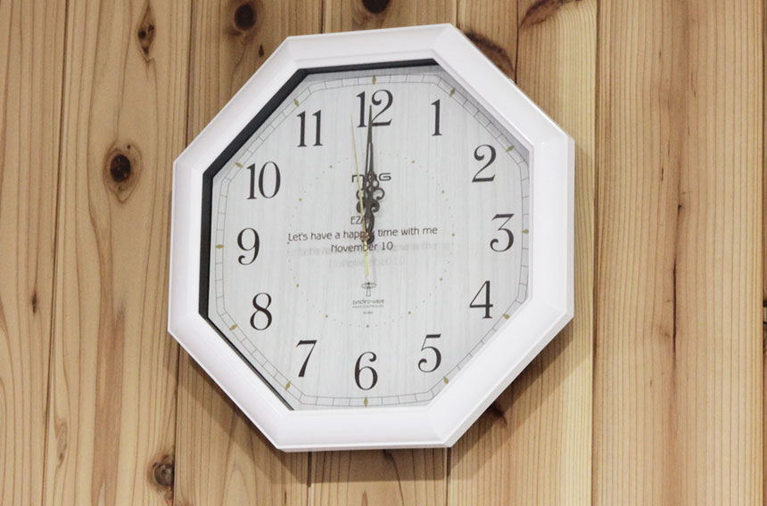 八角形のシンプルでお洒落な時計にオリジナルのデザインを彫刻します