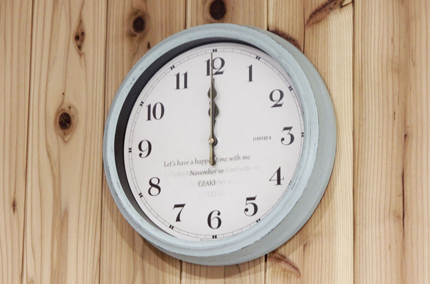 レトロ調のお洒落な時計にオリジナルデザインを彫刻できる記念品です