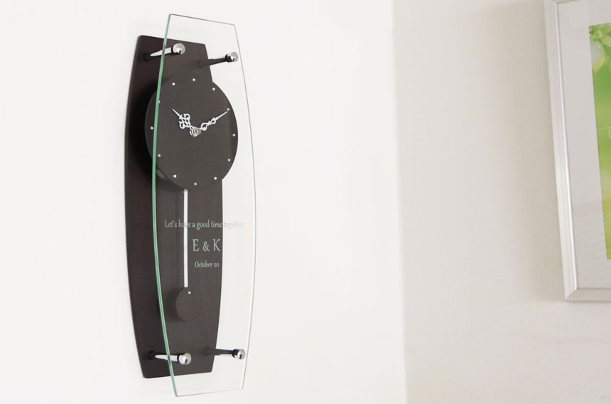 ご両親への特別な記念品などにオリジナルデザインを彫刻する振り子時計