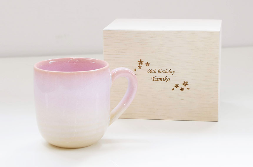 オリジナルデザインの木箱に桜色の萩焼マグカップを入れた記念品