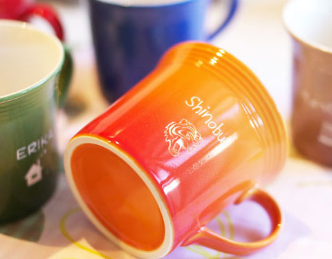 カラフルな色が毎日の生活に明るく刺激を与えてくれる特別なマグカップ