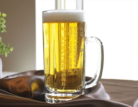 黄金色に輝くビールと白くクリーミーな泡を目でも味わえる一品です