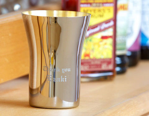 4位　スタイリッシュなデザインに思わず惚れ惚れ…金銀の色味も目に楽しい名入れカップ