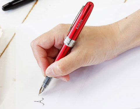 この万年筆はインクの蒸発を抑える『スリップシール機構』を採用