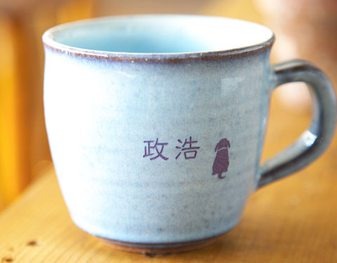青みがかった淡い紫色が美しい萩焼の名入れマグカップ