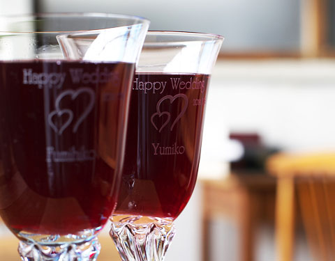 ワイン好きなご夫婦へ！スマートで美しい名入れペアワイングラス