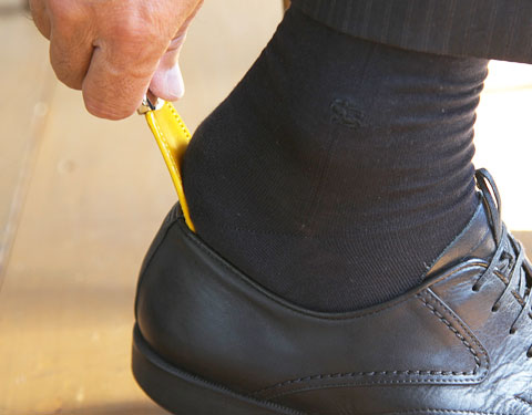 靴べら部分は牛皮をタンニンでなめしたブッテーロ革で作られている