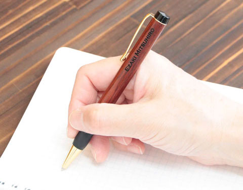 ボールペンは天然木で作られており木目や色味がひとつひとつ異なるのが魅力です