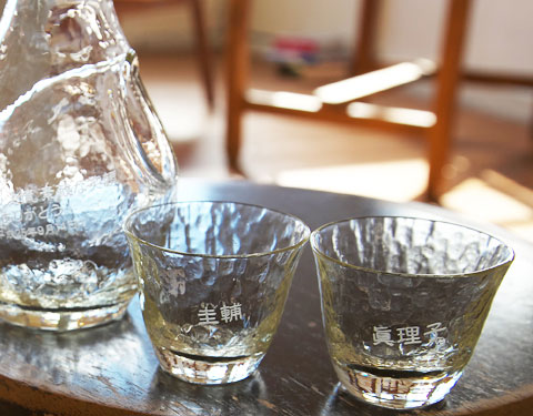 透明感のあるガラスの酒器は晩酌の食卓を豪華に彩ってくれそうです