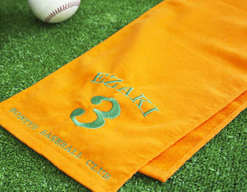 スポーツのお供として元気になれるビビッドカラーのタオルをプレゼント