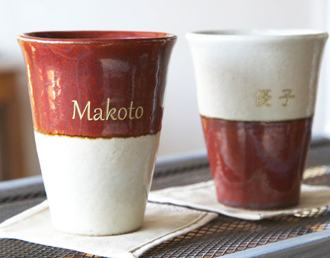 信楽焼の土の風合いが魅力のカップはホワイトと赤茶のツートンカラー