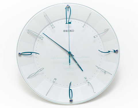 洗練されたデザインの名入れ時計で入籍祝いを