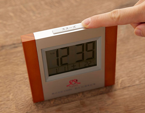 時刻と日付、曜日と温度が表示される時計は見やすく機能的